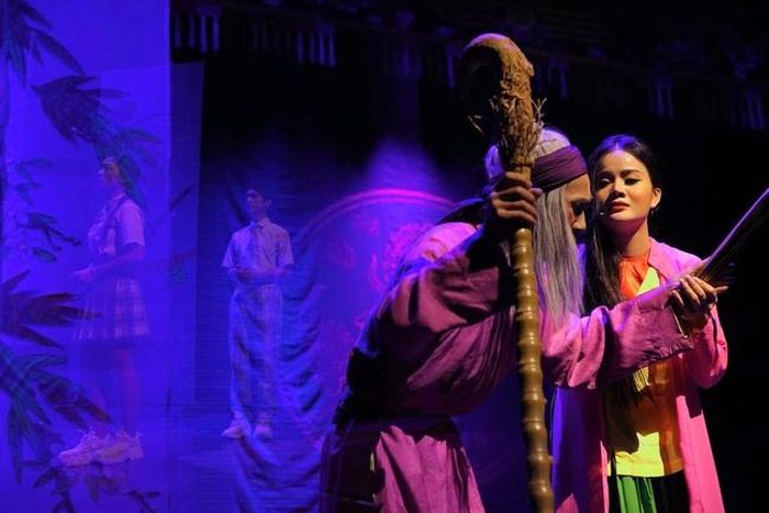 Mạch câu chuyện “Quan Âm Thị Kính” được kể lại qua ngôn ngữ mới mẻ, hiện đại của 2 bạn trẻ Tommy và Lucy
