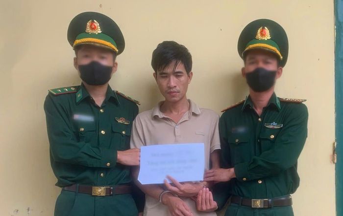 Đối tượng Lê Tư bị BĐBP bắt giữ.