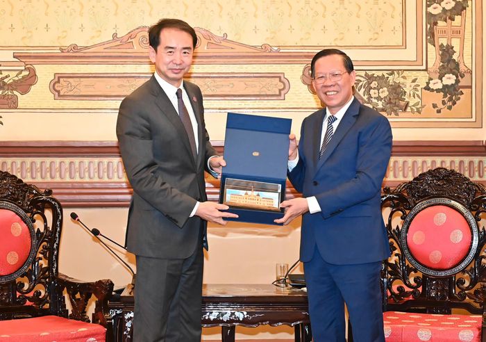  Chủ tịch UBND TPHCM Phan Văn Mãi trao quà lưu niệm đến Đại sứ Hà Vĩ. Ảnh: VIỆT DŨNG 