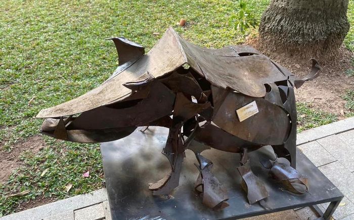  Các tác phẩm đang được trưng bày tại vườn hoa Tao Đàn. 