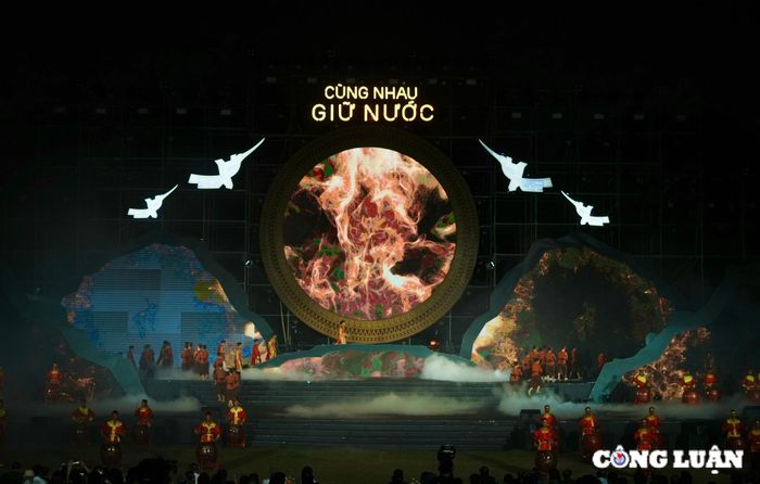  "Cùng nhau giữ nước" tôn vinh giai đoạn vững bước tiến vào kỷ nguyên mới của dân tộc, từ chỗ bị bao vây cô lập, Việt Nam ngày nay có quan hệ ngoại giao với 194 quốc gia, vùng lãnh thổ... 