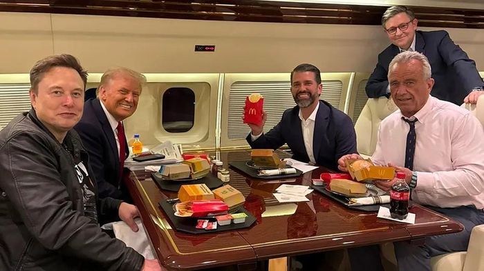 Tổng thống đắc cử Donald Trump (cà vạt đỏ) chia sẻ bức ảnh dùng bữa với Elon Musk (áo nâu). Ảnh: X