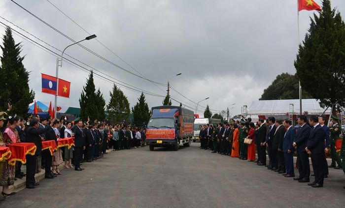 Những chuyến hàng đầu tiên thực hiện thông quan qua Cửa khẩu quốc tế Lóng Sập. Ảnh: Hồng Sáng