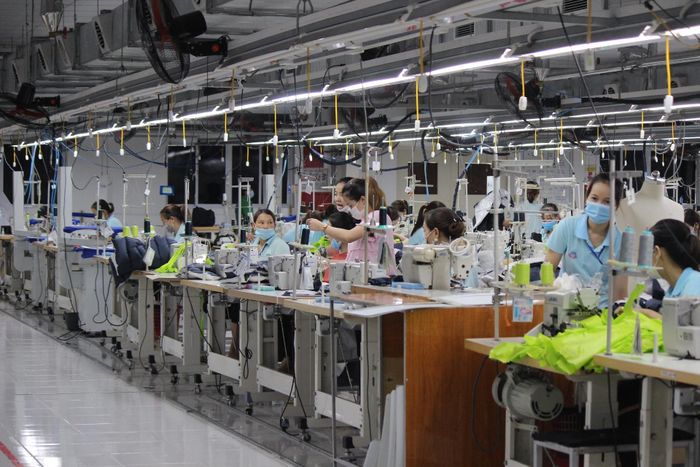 Công nhân lao động gặp nhiều khó khăn khi mức lương tối thiểu vùng thấp. Ảnh: Diệp Thanh.