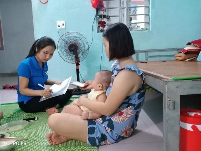 Lấy ý kiến công nhân lao động tại khu nhà trọ. Ảnh: CSCC
