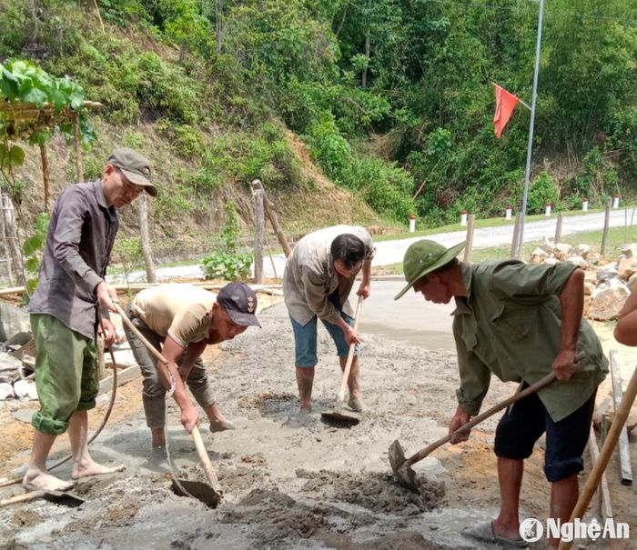 Người dân xã Đồng Văn, huyện Quế Phong làm đường giao thông nông thôn từ nguồn hỗ trợ của chương trình MTQG và sự đóng góp của nhân dân. Ảnh: Hoài Thu