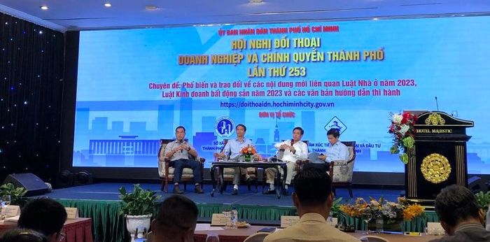Ông Nguyễn Mạnh Khởi, Phó cục trưởng Cục Quản lý nhà và thị trường bất động sản, Bộ Xây dựng (thứ 2 từ phải sang) đang giải thích về Luật Nhà ở 2023, Thông tư 05 - Ảnh: PA.