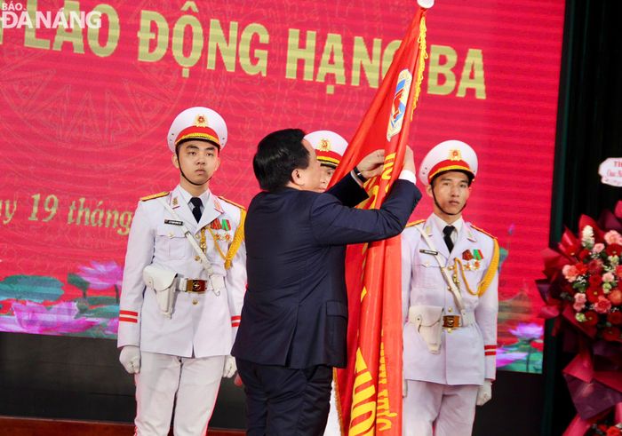 GS.TS Nguyễn Xuân Thắng, Ủy viên Bộ Chính trị, Giám đốc Học viện Chính trị Quốc gia Hồ Chí Minh gắn Huân chương Lao động hạng 3 lên Cờ truyền thống của Học viện Chính trị khu vực 3. Ảnh H.N