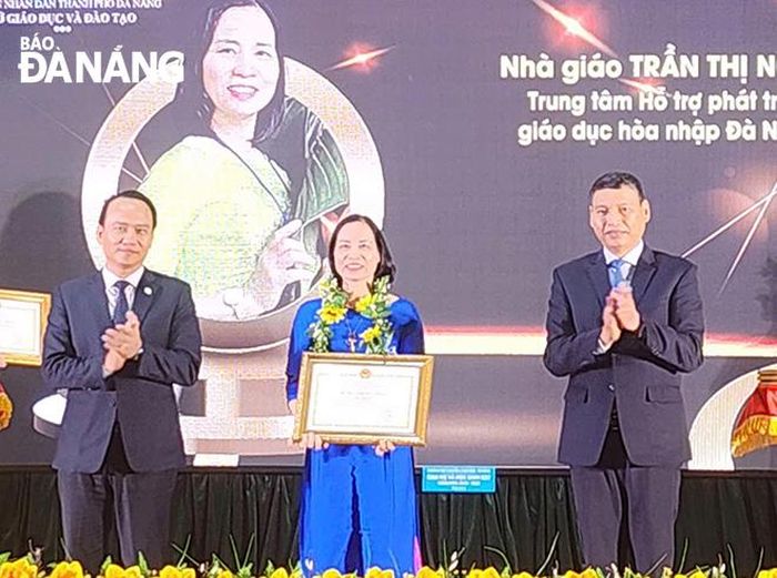 Cô Ngân nhận giải thưởng nhà giáo Đà Nẵng tiêu biểu năm học 2023 - 2024.