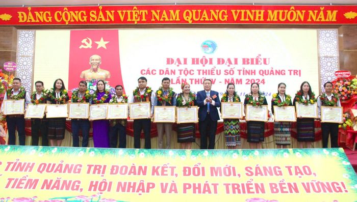 Phó Chủ tịch Thường trực UBND tỉnh Hà Sỹ Đồng trao bằng khen của Chủ tịch UBND tỉnh cho các tập thể và cá nhân - Ảnh: M.Đ