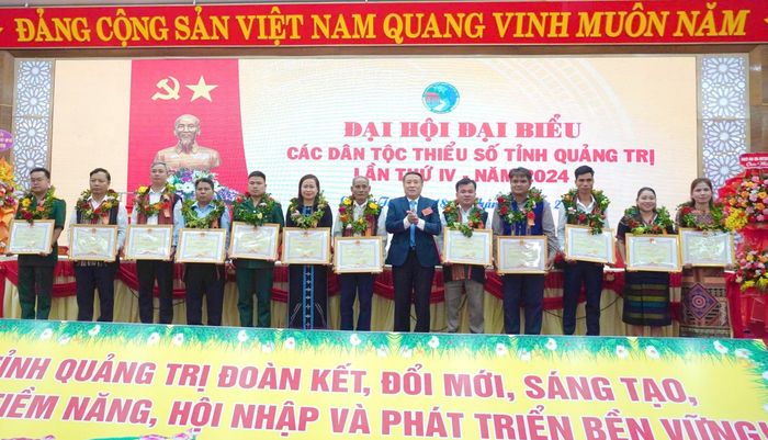 Phó Chủ tịch Thường trực UBND tỉnh Hà Sỹ Đồng trao bằng khen của Chủ tịch UBND tỉnh cho các cá nhân - Ảnh: M.Đ