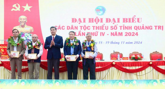 Thứ trưởng, Phó Chủ nhiệm Ủy ban Dân tộc Y Vinh Tơr trao Kỷ niệm chương “Vì sự nghiệp phát triển các dân tộc” của Bộ trưởng, Chủ nhiệm Ủy ban Dân tộc cho 5 cá nhân - Ảnh: M.Đ