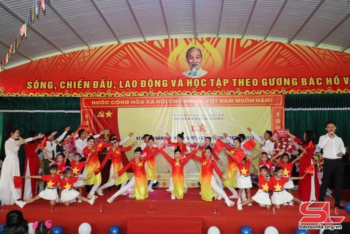 Tiết mục văn nghệ của cô và trò Trường Mầm non Chiềng Kheo tại Lễ đón Bằng công nhận đạt chuẩn quốc gia mức độ 2.