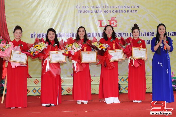 Các cá nhân nhận giấy khen của Sở Giáo dục và Đào tạo.