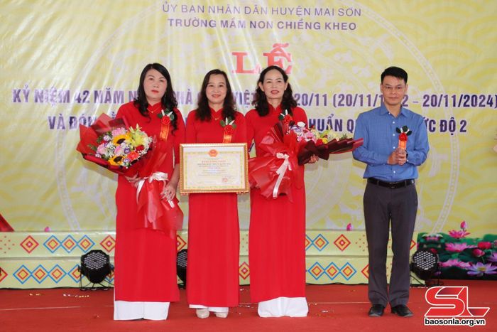 Lãnh đạo huyện Mai Sơn chuyển trao Bằng công nhận đạt chuẩn quốc gia mức độ 2 cho Trường mầm non Chiềng Kheo.