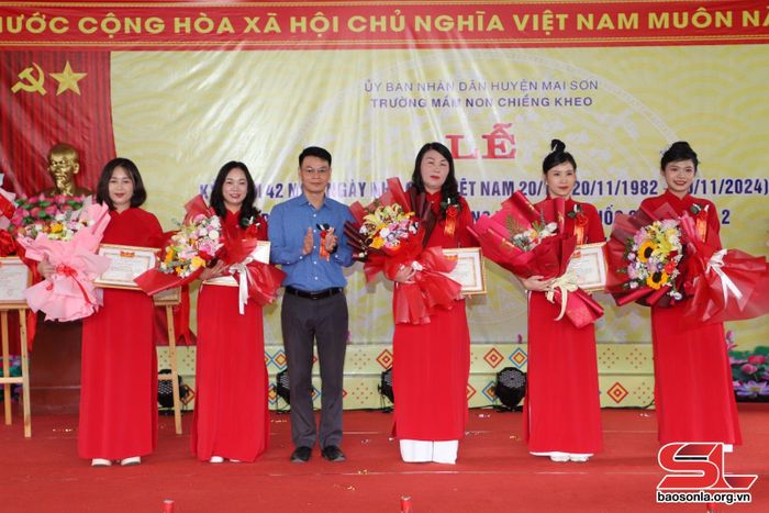 Các cá nhân nhận giấy khen của UBND huyện Mai Sơn.