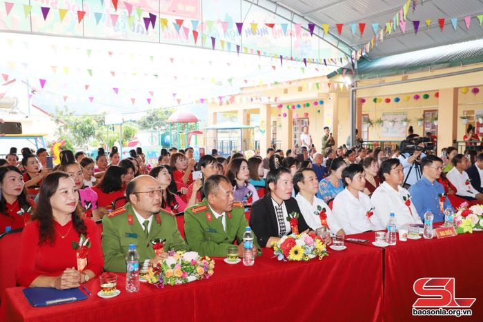 Các đại biểu dự Lễ đón nhận Bằng công nhận đạt chuẩn quốc gia mức độ 2, Trường mầm non Chiềng Kheo, xã Chiềng Kheo, huyện Mai Sơn.