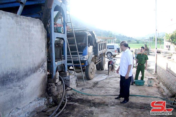Lãnh đạo huyện Mai Sơn kiểm tra cơ sở chế biến nông sản trên địa bàn.