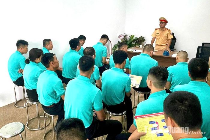 Công an thành phố Tuyên Quang tuyên truyền nâng cao ý thức chấp hành luật giao thông đường bộ cho đội tài xế điều khiển phương tiện công cộng.