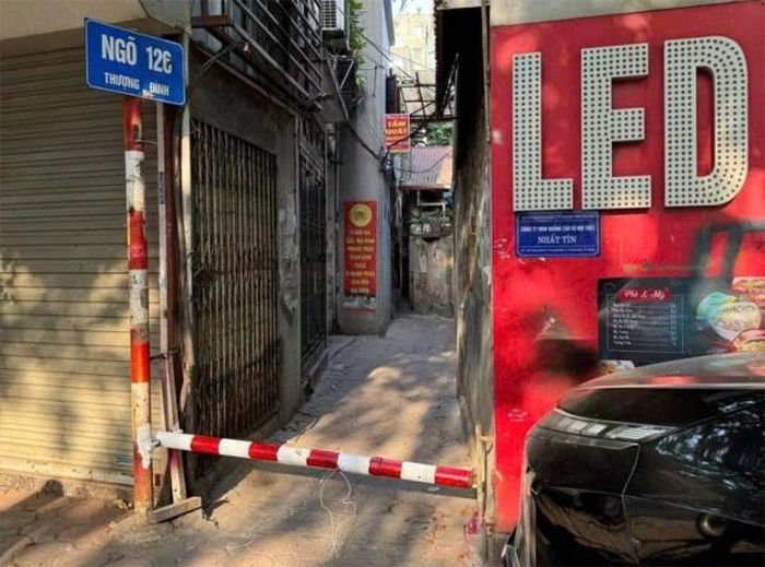 Barie được người dân dựng lên ở ngõ 126 Thượng Đình.