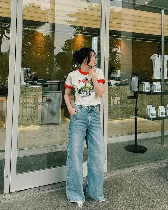 Quần jeans ống rộng mang đến vẻ ngoài trẻ trung năng động. 