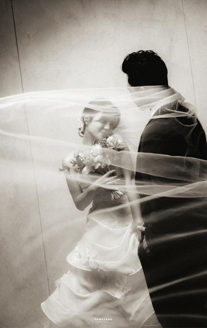 Nữ ca sĩ từng nhá hàng bộ ảnh cưới: "Cảm ơn anh đã kiên nhẫn và kiên quyết, từ ánh mắt ngại ngùng lúc mới gặp đến ánh mắt ngại ngùng ngày chụp hình cưới".