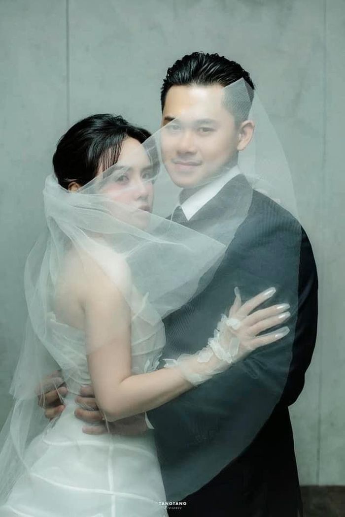 Thái Minh kém Thái Trinh 6 tuổi, cả hai đã có thời gian hẹn hò một năm trước khi quyết định "về chung một nhà".