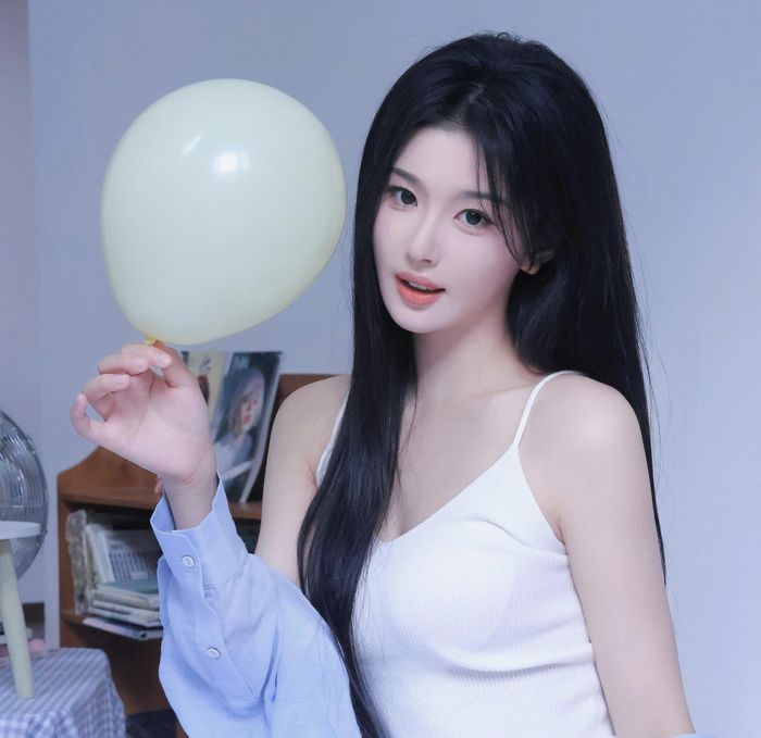 Cô từng trải qua thời gian dài chật vật trong những ngày đầu theo đuổi con đường diễn viên. Cuối năm 2022, khi tham gia chương trình truyền hình thực tế Ngôi làng báu vật, Khổng Tuyết Nhi bị chế giễu vì không biết cách ăn trứng cá muối. Sau đó, dàn nghệ sĩ nam trong show gồm Phí Khải Minh, Hùng Tử Kỳ và Vưu Trường Tĩnh phải lên tiếng xin lỗi vì hành xử kém tinh tế liên quan đến Khổng Tuyết Nhi.
