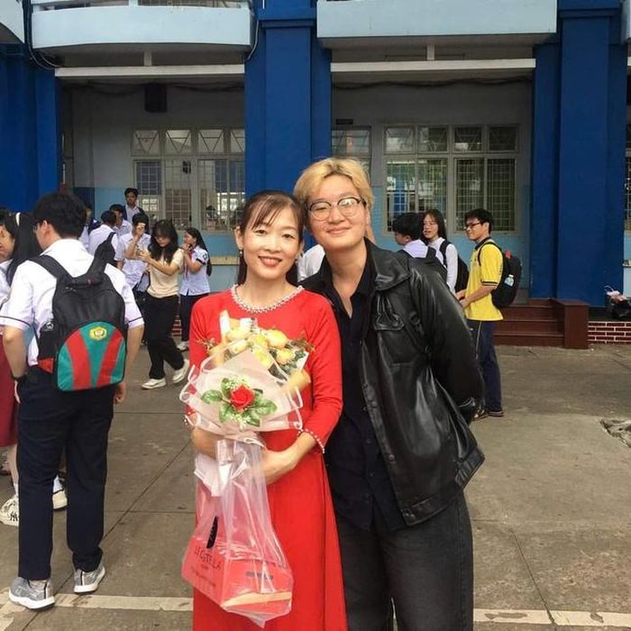 Thùy Linh về thăm cô giáo Oanh Kiều dạy Văn vào 20/11 với những món quà và lời tri ân chân thành.