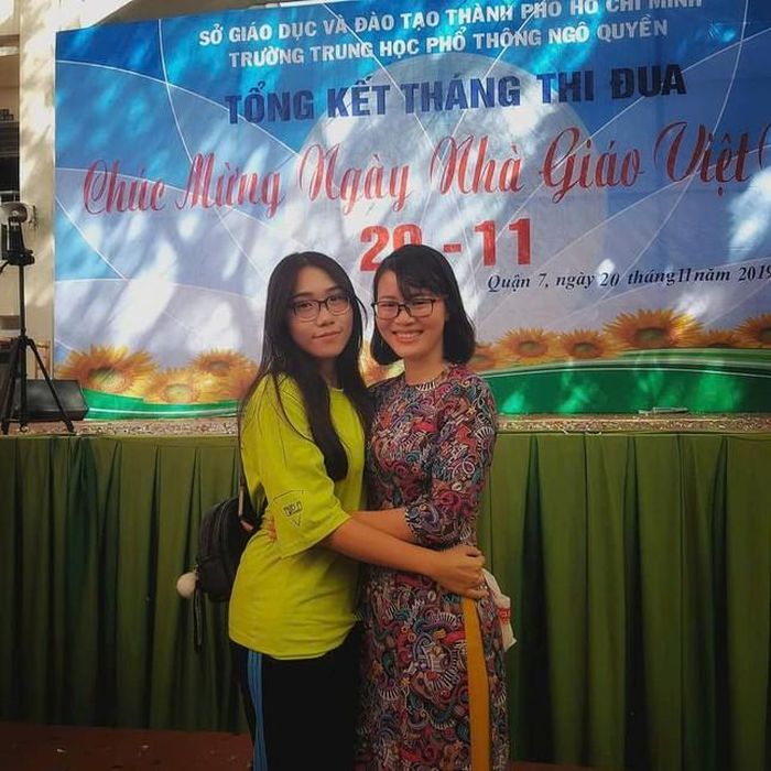 Phương Phương (19 tuổi, Trường ĐH KHTN. ĐHQG TP. HCM) đều đặn mỗi năm trở về trường thăm những người cô tại trường THCS.