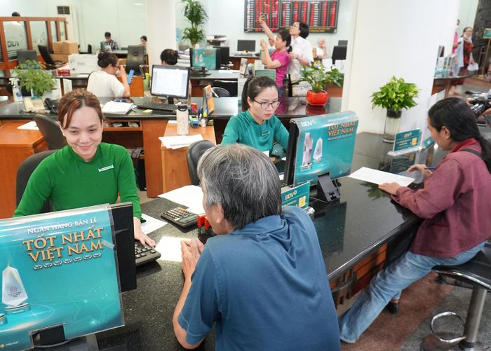  Giao dịch tại Ngân hàng BIDV chi nhánh quận 1, TPHCM. Ảnh: HOÀNG HÙNG 