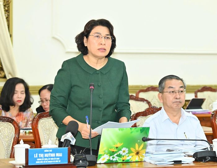  Giám đốc Sở KH-ĐT TPHCM Lê Thị Huỳnh Mai báo cáo tại cuộc họp. Ảnh: VIỆT DŨNG 