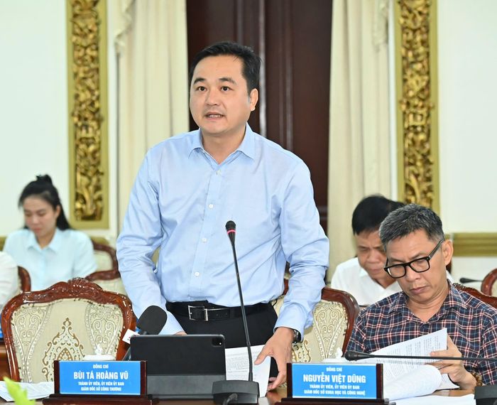  Giám đốc Sở Công thương TPHCM Bùi Tá Hoàng Vũ thảo luận tại cuộc họp. Ảnh: VIỆT DŨNG 