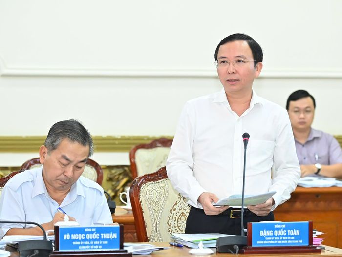  Chánh Văn phòng UBND TPHCM Đặng Quốc toàn báo cáo tại cuộc họp. Ảnh: VIỆT DŨNG 