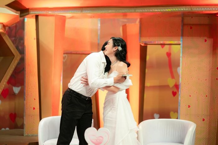 Cặp đôi hiện sống và làm việc tại TPHCM, Khang Thụy rất hài lòng với cuộc hôn nhân này. Sự bất đồng về văn hóa, ngôn ngữ không cản trở họ xây dựng hạnh phúc mà là động lực để mỗi người phấn đấu, học hỏi và hoàn thiện mình hơn. (Ảnh: FBNV)