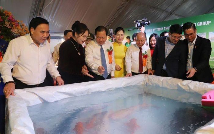 Các đại biểu tham quan gian hàng cá tôm sông Đà. Ảnh: Báo Vĩnh Phúc