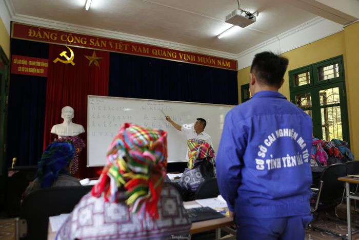 Theo lãnh đạo Cơ sở cai nghiện ma túy tỉnh Yên Bái, mỗi năm đơn vị sẽ tổ chức mở 2 lớp xóa mù chữ cho các học viên, thông qua lớp học, những học viên từ còn bỡ ngỡ, không biết viết tên của mình, thì đã có nhiều người đọc thông, viết thạo, biết thực hiện các phép tính cộng, trừ, nhân, chia đơn giản. 