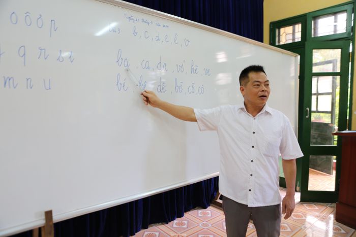 Thầy cô là những cán bộ công tác tại cơ sở, chưa có kinh nghiệm giảng dạy, nhưng khi được phân công dạy xóa mù, những thầy cô "đặc biệt" này không quản ngại khó khăn, tìm tòi những phương pháp, cách dạy học đối với từng lứa tuổi, từng học viên để giúp cho họ hiểu được, học được. Từ đó, biết đọc, biết viết để nâng cao nhận thức, có hành trang mới làm lại cuộc đời.