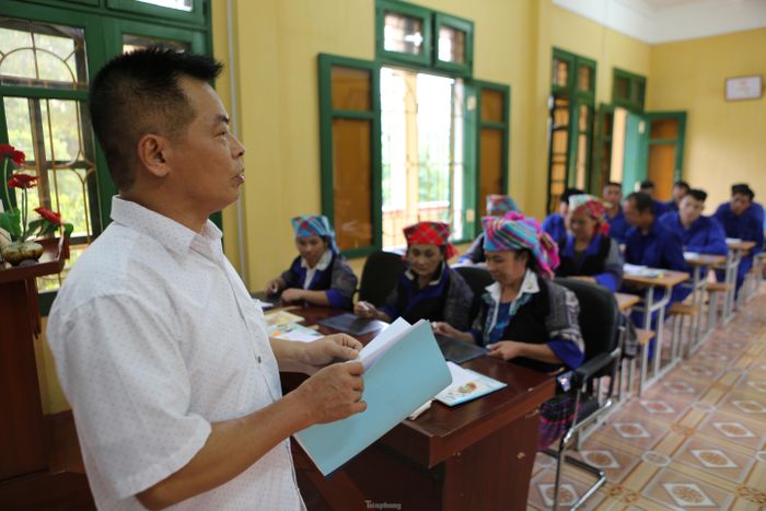 Trao đổi với Tiền Phong, ông Lê Công Huấn - Giám đốc Cơ sở cai nghiện ma túy tỉnh Yên Bái cho biết: "Với đặc thù địa phương là tỉnh miền núi, nhiều đồng bào dân tộc thiểu số nên trong hơn 800 học viên ở đây thì có trên 70% là đồng bào dân tộc thiểu số. Ngay từ lúc tiếp nhận, sàng lọc, phân loại học viên, đơn vị phát hiện ra một số học viên không biết chữ. Từ đó sẽ gây khó khăn cho việc tuyên truyền cũng như hướng dẫn công việc. Do đó, Ban Giám đốc cơ sở quyết định mở lớp xóa mù cho học viên". 