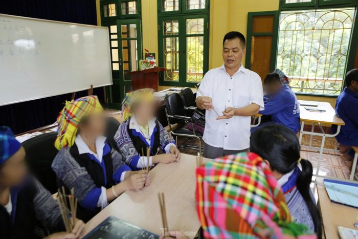Thầy giáo Nguyễn Hồng Phong - Người được phân công dạy xóa mù cho biết: "Hiểu rõ hoàn cảnh của các học viên là những người đã từng một thời lầm lỗi do vướng vào tệ nạn ma túy, luôn có sự mặc cảm, tự ti, cùng với dạy chữ, chúng tôi luôn phải động viên tinh thần, giúp các học viên vượt qua mặc cảm, tự ti của bản thân để biết đọc, biết viết và tính toán". 
