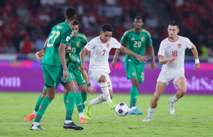 Marselino cùng Jenner (18) tạo khác biệt ở tuyến giữa Indonesia. Ảnh: Bola
