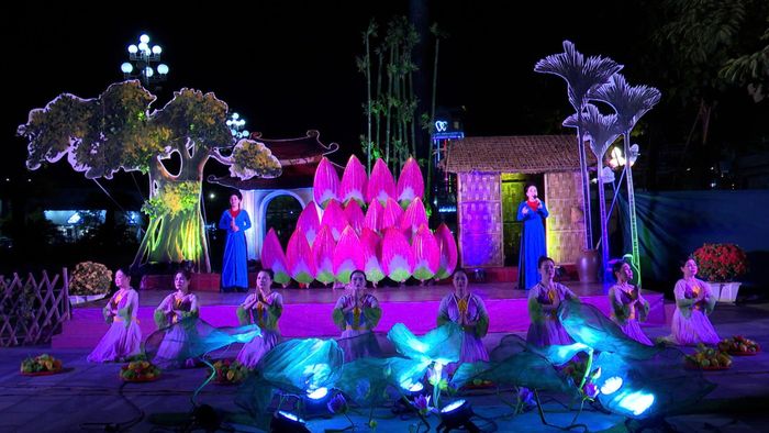 Diễn xướng ví, giặm tại Quảng trường Hồ Chí Minh. Ảnh: Thục Khuyên