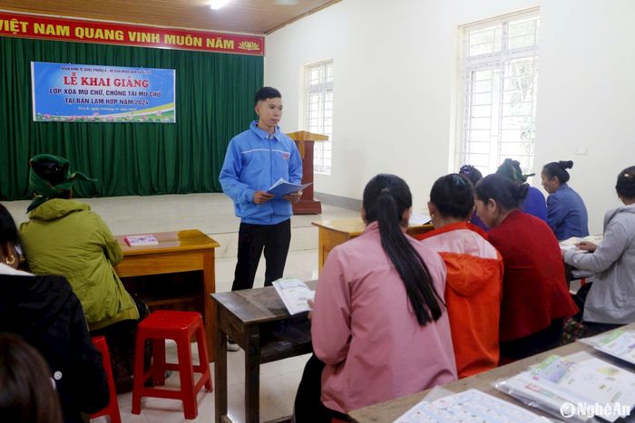 Lớp học xóa mù chữ cho học viên huyện Quế Phong. Ảnh: Tiến Hùng