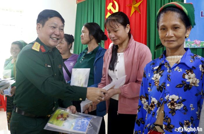 Đoàn Kinh tế - Quốc phòng 4 tặng sách, vở cho các học viên tham gia lớp xóa mù chữ. Ảnh: Mỹ Hà