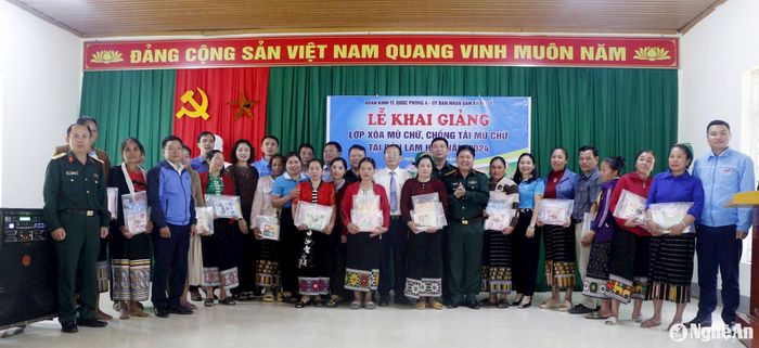 Đoàn Kinh tế - Quốc phòng 4 tặng quà cho các học viên lớp xóa mù chữ ở xã Tri Lễ (Quế Phong). Ảnh: Mỹ Hà