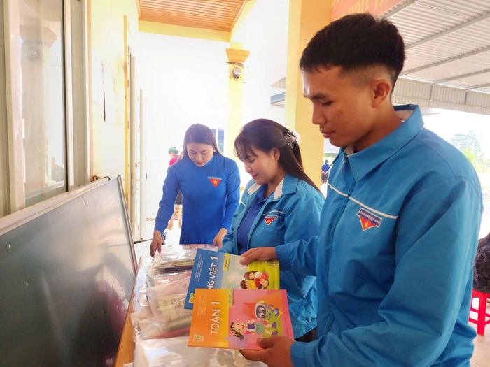 Những món quà được chuẩn bị cho các học viên xóa mù chữ. Ảnh: Mỹ Hà