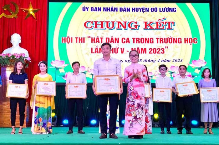 Thầy Nguyễn Cao Bằng (SN 1983)– Giáo viên Tổng phụ trách Đội, Trường Tiểu học Thái Sơn đã đạt nhiều giải thưởng quan trọng trong các chương trình nghệ thuật liên quan đến loại hình Dân ca ví, giặm cấp tỉnh và toàn quốc. Ảnh: Nhân vật cung cấp