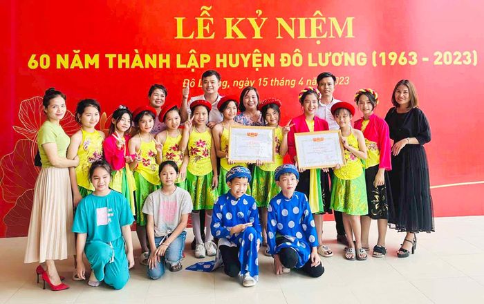 Thầy Nguyễn Cao Bằng cùng các học trò của mình đã đạt nhiều giải thưởng quan trọng tại các chương trình nghệ thuật của địa phương. Ảnh: Nhân vật cung cấp