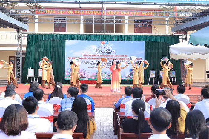 Dưới sự dẫn dắt của thầy Nguyễn Cao Bằng, các cô - cậu học trò đã từng bước gắn bó với niềm đam mê Dân ca ví, giặm để tự tin thể hiện nhiều tiết mục đặc sắc. Ảnh: Thanh Quỳnh