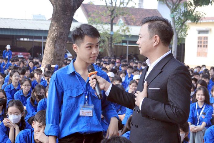 Thầy Nguyễn Cao Bằng chia sẻ nhiều kiến thức thú vị về Dân ca ví, giặm tới các bạn trẻ tại diễn đàn “Thanh thiếu nhi Nghệ An với Dân ca ví, giặm Nghệ Tĩnh”. Ảnh: Thanh Quỳnh